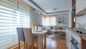 Leilighet – standard | Oppholdsområde | En 32-tommers LCD-TV med kabel-kanaler samt TV