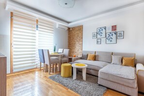 Royal Apartment | Living area | 32-inch LCD TV with cable channels, TV - Konaciste Egoiste - Centar (Zlatibor)