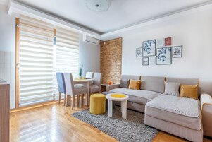 Apartamento estándar | Zona de estar | Televisión LCD de 32 pulgadas con canales por cable, una televisión