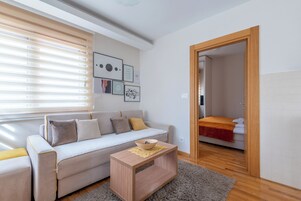 Apartamento Royal | Zona de estar | Televisión LCD de 32 pulgadas con canales por cable, una televisión