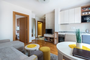Standard-Apartment | Wohnbereich | 32-Zoll-LCD-Fernseher mit Kabelempfang, Fernseher