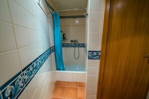 Dusche, Haartrockner, Bidet, Toilettenpapier