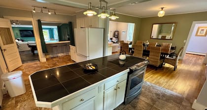 In-town 5 Bedroom Victorian With Heated Pool