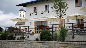 A building with outdoor seating and a sign reading "Gasthaus Alfas Fuchs". - Hotel Gasthof Fuchs (Mauth)