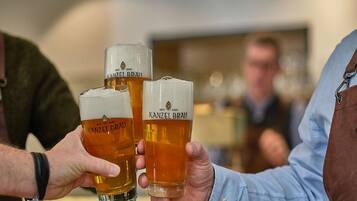 Zwei Personen halten Biergläser mit dem Aufdruck 'Kanzel Brau'.