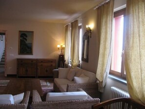 TV, caminetto, libri