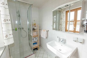 Apartment, 2 Bedrooms | Bathroom | Shower, hair dryer, towels - Bio Ferienhof Winkler (Hutthurm)