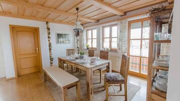 Apartemen, 2 kamar tidur | Makan di kamar