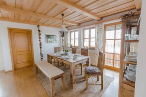 Apartment, 2 Schlafzimmer | Essbereich im Zimmer