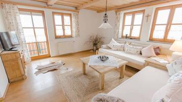 Apartemen, 2 kamar tidur | Ruang keluarga | Televisi 20-inci dengan saluran TV satelit