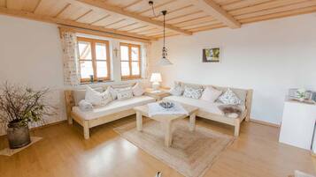 Apartemen, 2 kamar tidur | Ruang keluarga | Televisi 20-inci dengan saluran TV satelit