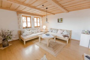 Apartment, 2 Schlafzimmer | Wohnzimmer | 20-Zoll-Fernseher mit Satellitenempfang