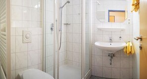 Tweepersoonskamer | Badkamer | Een douche, handdoeken