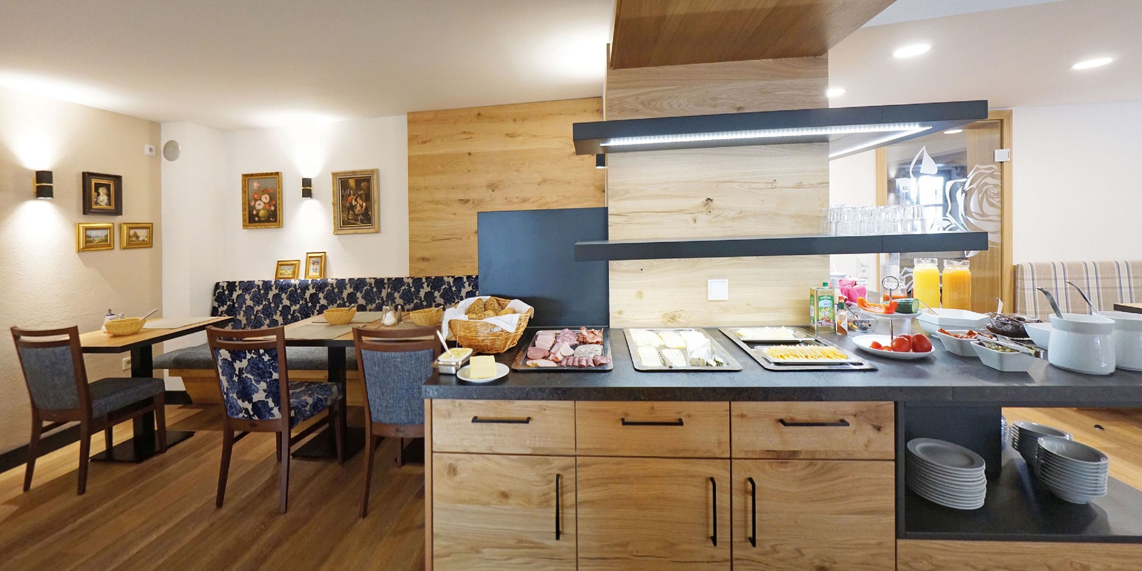 بوفيه فطور مجانًا يوميًا