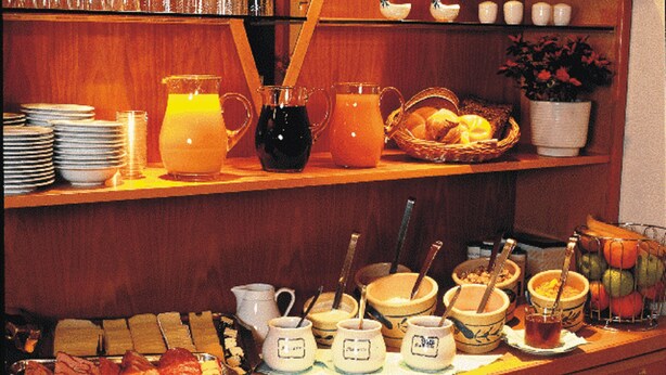 Een buffet met verschillende gerechten en drankjes.