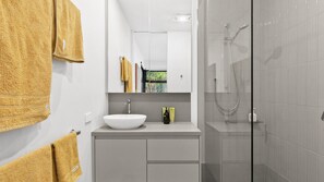 Shower - Wye9 - beautiful treetop and beach beach views (Wye River)
