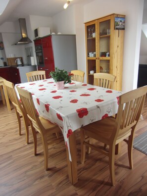 Apartment | Essbereich im Zimmer