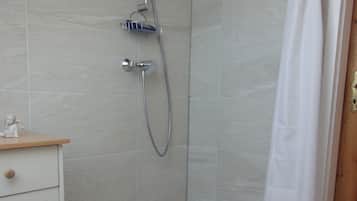 Căn hộ | Phòng tắm | Buồng tắm vòi sen, máy sấy tóc, khăn tắm