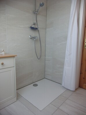 Apartment | Badezimmer | Dusche, Haartrockner, Handtücher
