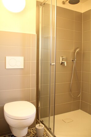 Apartment | Bathroom | Shower, hair dryer, towels - Tauberlodge (Creglingen)