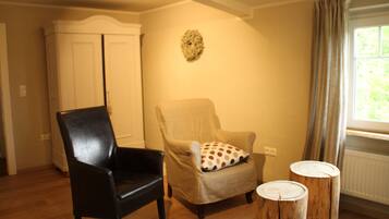 Apartment | Wohnzimmer | 20-Zoll-Fernseher mit Satellitenempfang