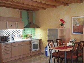 Casa, patio | Cucina privata | Frigorifero, microonde, forno, piano cottura