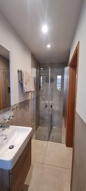Ferienhaus, Terrasse | Badezimmer | Dusche, Haartrockner, Handtücher