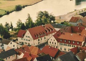 Un conjunto de edificios de estilo europeo tradicional con techos de tejas rojas, probablemente un hotel o un complejo residencial.