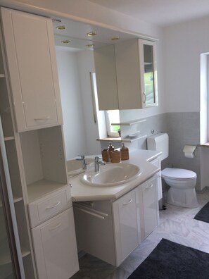 Apartment | Badezimmer | Dusche, Haartrockner, Handtücher