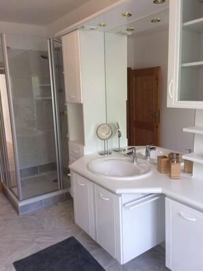 Apartment | Bilik Mandi | Pancuran mandi, pengering rambut, tuala disediakan 