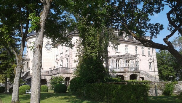 A historic building with classical architecture, featuring a central dome and arched windows. - Ferienwohnung Bockelt (Stadtlauringen)