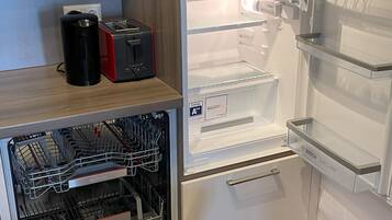 Geladeira, micro-ondas, fogão, lava-louças
