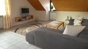 Leilighet, 3 soverom | Oppholdsrom | En 20-tommers TV med Parabol-TV