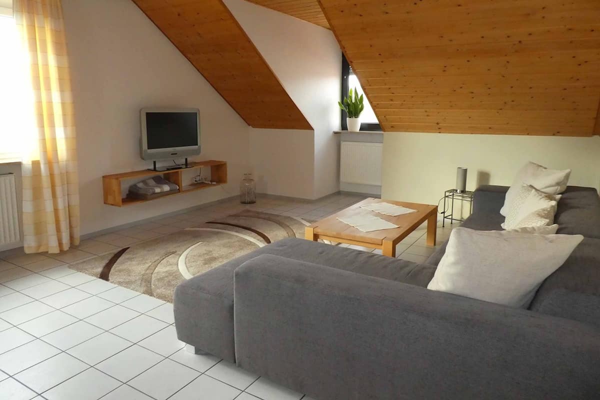 Apartamento, 3 habitaciones | Sala de estar | Televisión de 20 pulgadas con canales por satélite