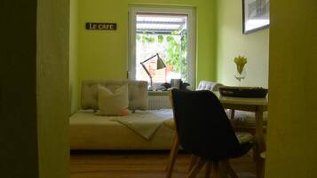 Apartment, 1 Schlafzimmer, Balkon | Wohnbereich | 20-Zoll-Fernseher mit Satellitenempfang