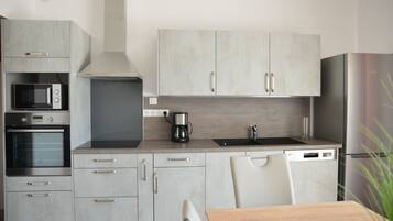 Réfrigérateur, micro-ondes, four, plaque de cuisson