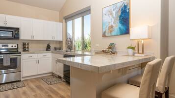 Geladeira, micro-ondas, fogão, cooktop