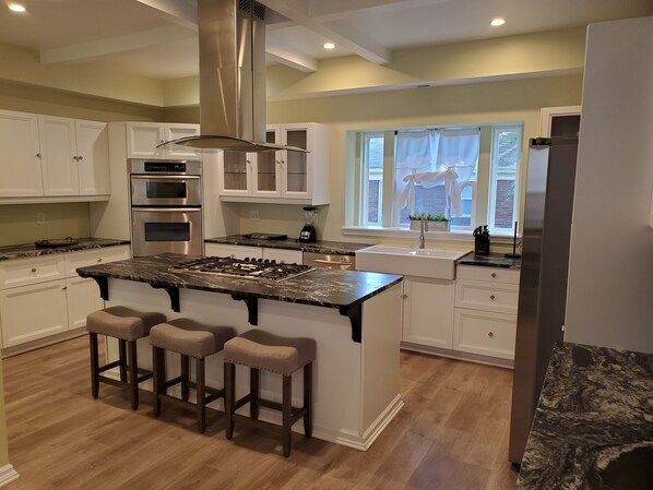 Frigorifero, microonde, forno, piano cottura