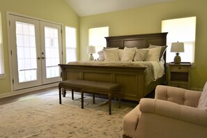 4 bedrooms, iron/ironing board, WiFi, bed sheets