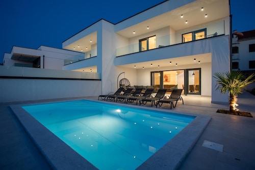 Villa Diva am Meer mit beheiztem Pool und Meerblick