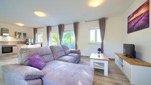 Een moderne woonkamer met een bank, een salontafel en een tv-meubel.