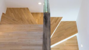 Een trap met houten treden en een modern design.