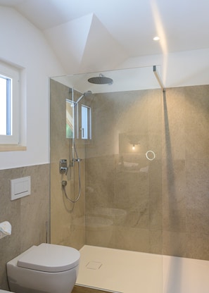 Shower, hair dryer, bidet, towels - Appartement mit Balkon (Brixen)