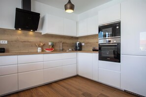 Frigorifero, microonde, forno, piano cottura