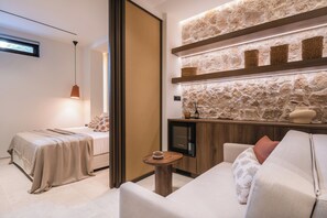 Un dormitorio moderno con cama, mesita de noche y televisor integrado.