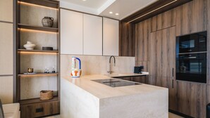 Una cucina moderna con isola centrale, mobili in legno ed elettrodomestici integrati.