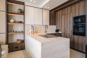 Una cocina moderna con una isla central, armarios de madera y electrodomésticos integrados.