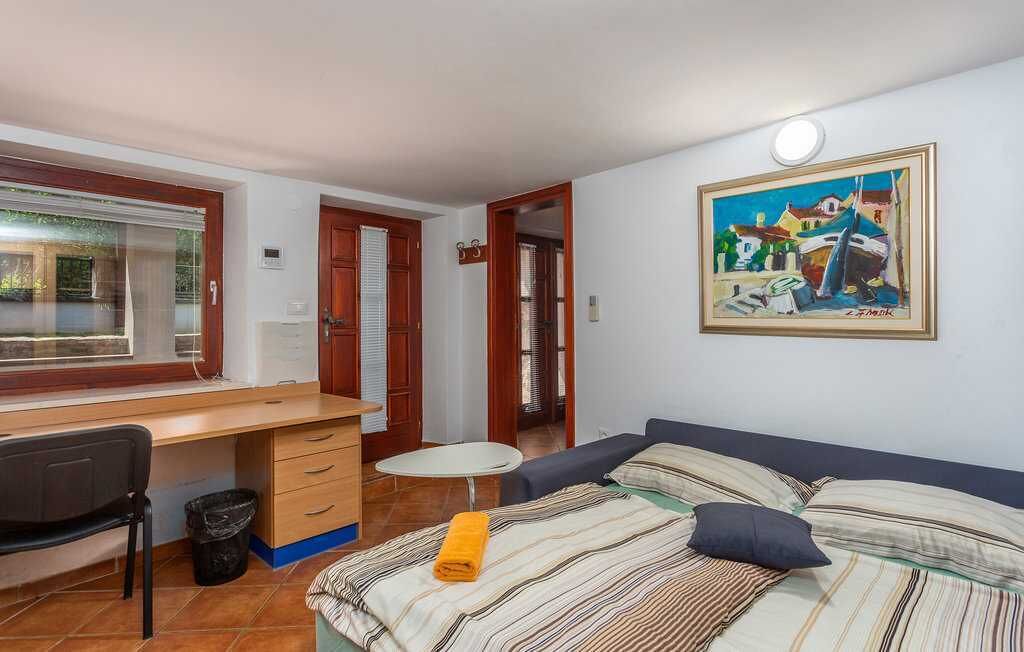 6 bedrooms, iron/ironing board, free WiFi, bed sheets