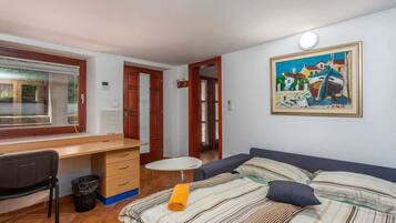 6 bedrooms, iron/ironing board, free WiFi, bed sheets