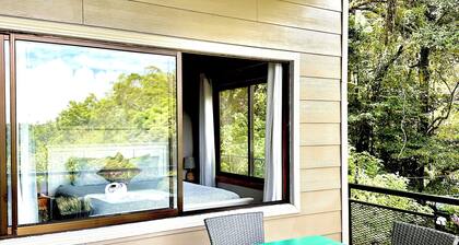 Birdwatcher’s Base in Monteverde – 2BR + Balcony, Walk to Curi-Cancha Reserve